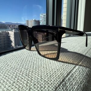 Tom Ford TF764 01B Oversized Sunglasses 58-16-140 Black Gold T Logo